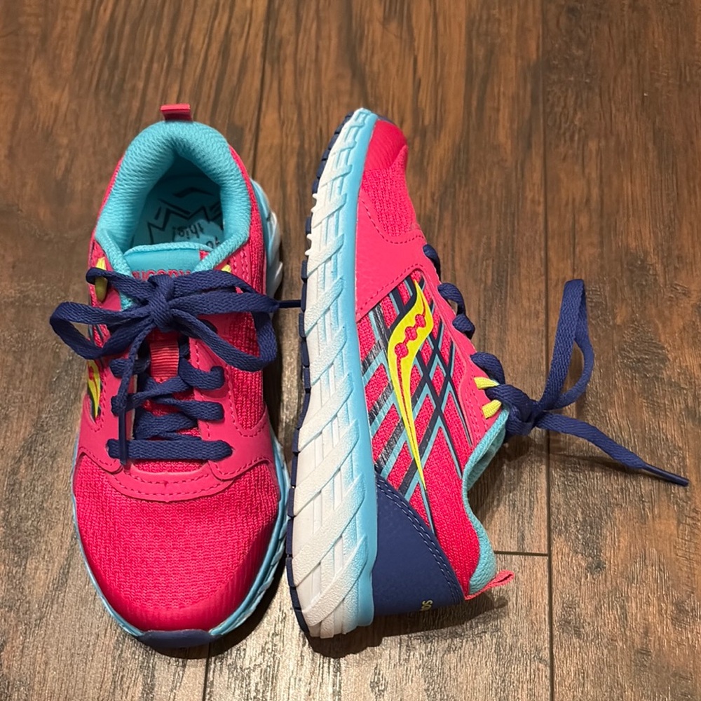 NWOB Saucony Big Kids' Wind 2.0 Sneaker - 12.5M US